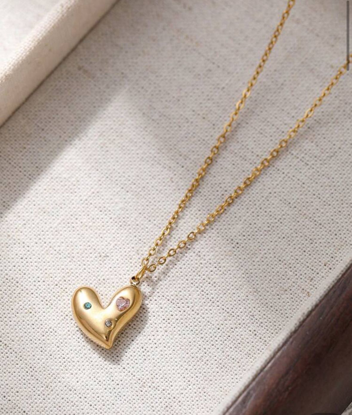 COLLAR CORAZON CON PIEDRAS DE COLORES