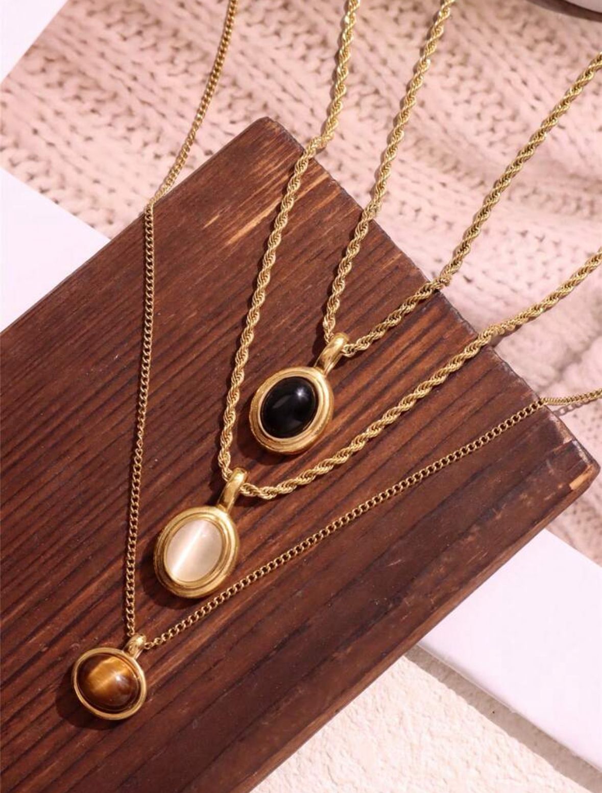 COLLAR REDONDO CON PIEDRA MARRON