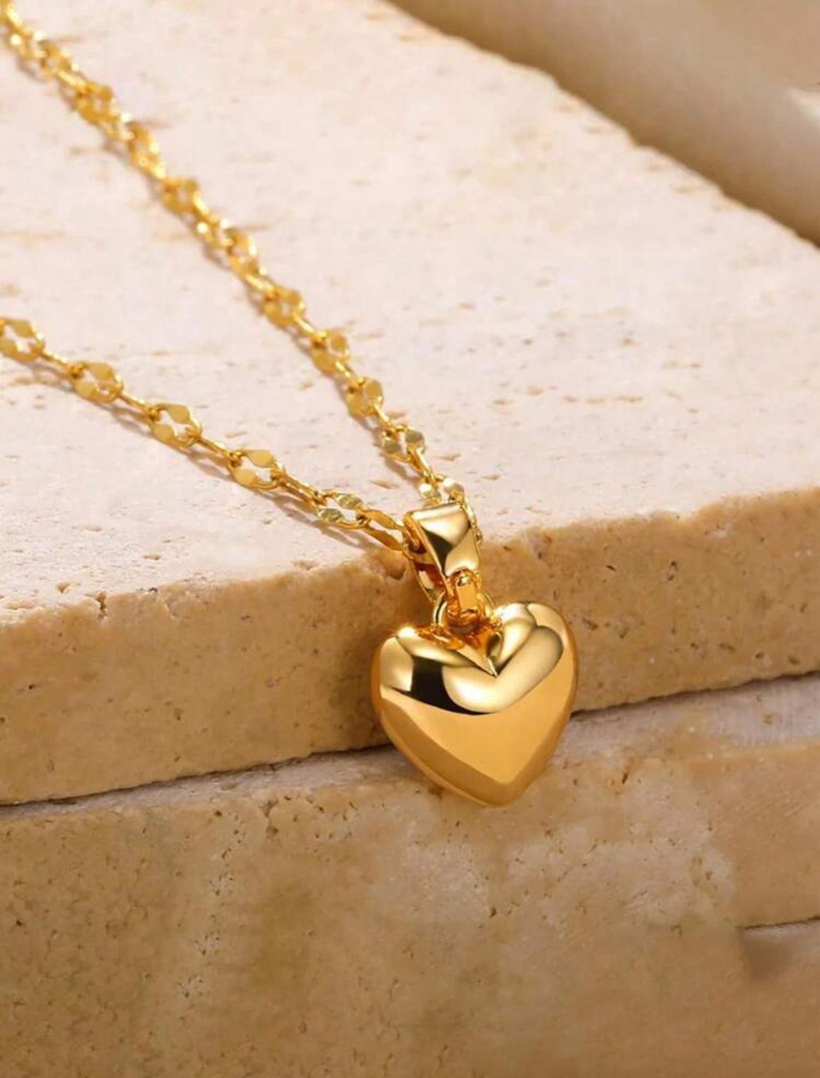 COLLAR CORAZON CON CADENA GRUESA DORADO