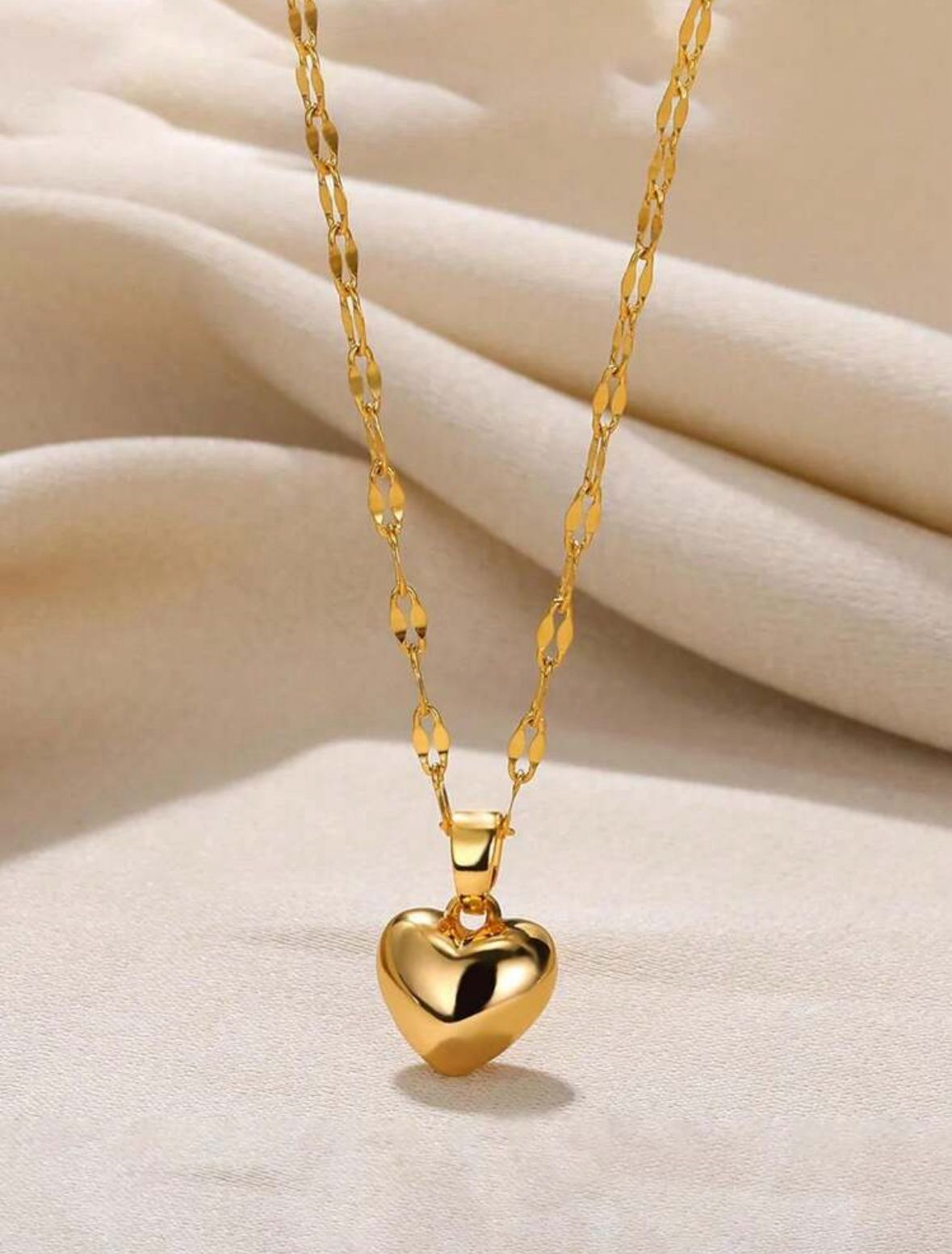 COLLAR CORAZON CON CADENA GRUESA DORADO