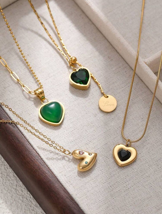 COLLAR CORAZON CON PIEDRAS DE COLORES