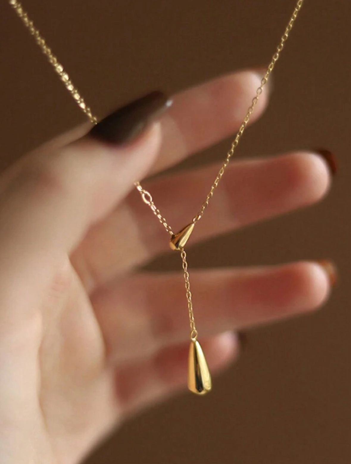 COLLAR COLGANTE EN GOTA