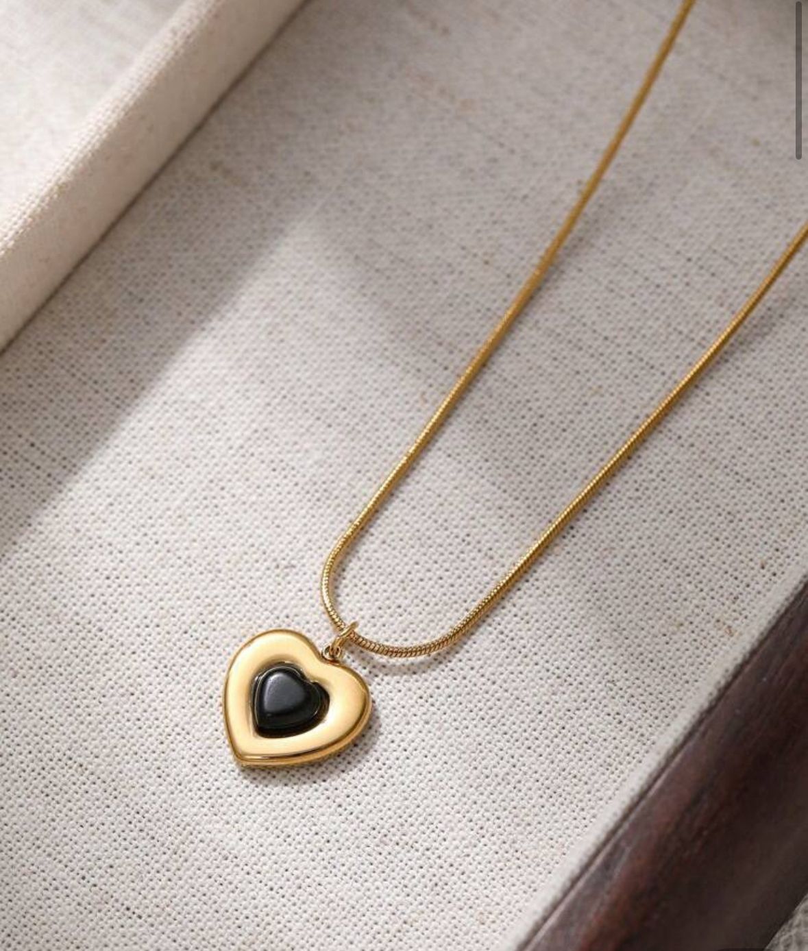 COLLAR CORAZON CON PIEDRA NEGRA