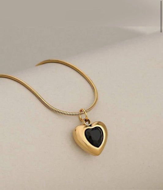 COLLAR CORAZON CON PIEDRA NEGRA