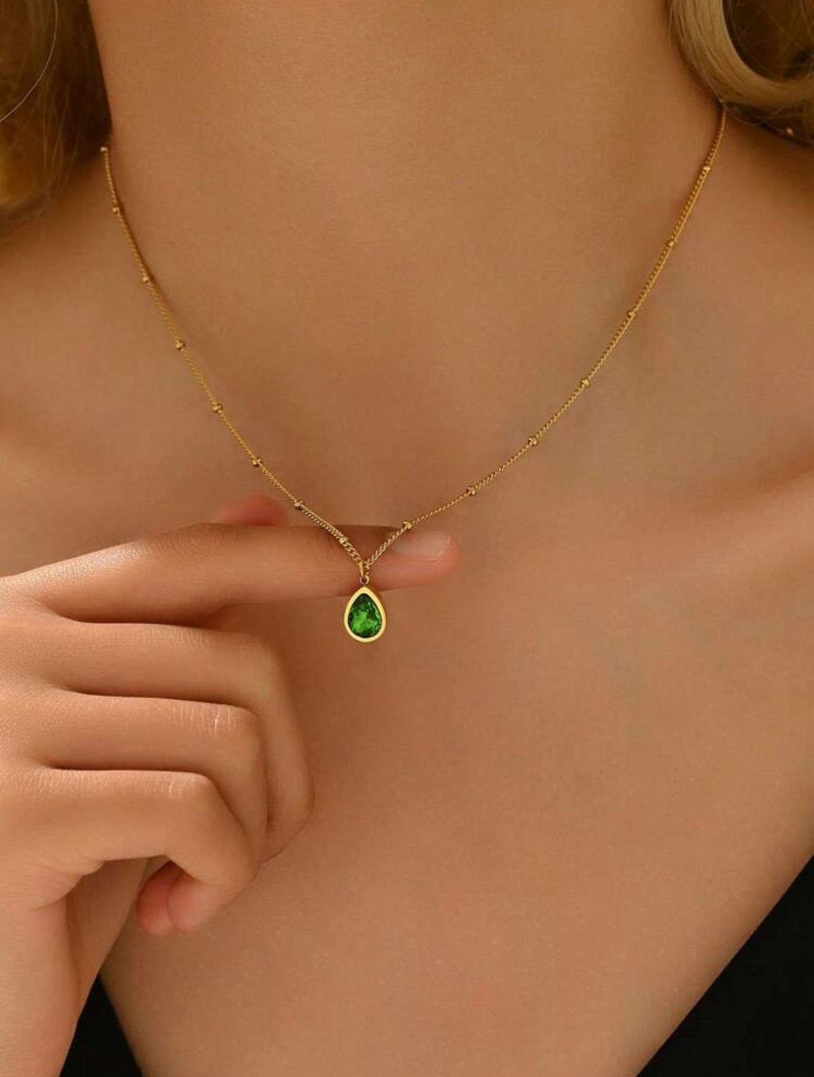 COLLAR DORADO CON PIEDRERIA