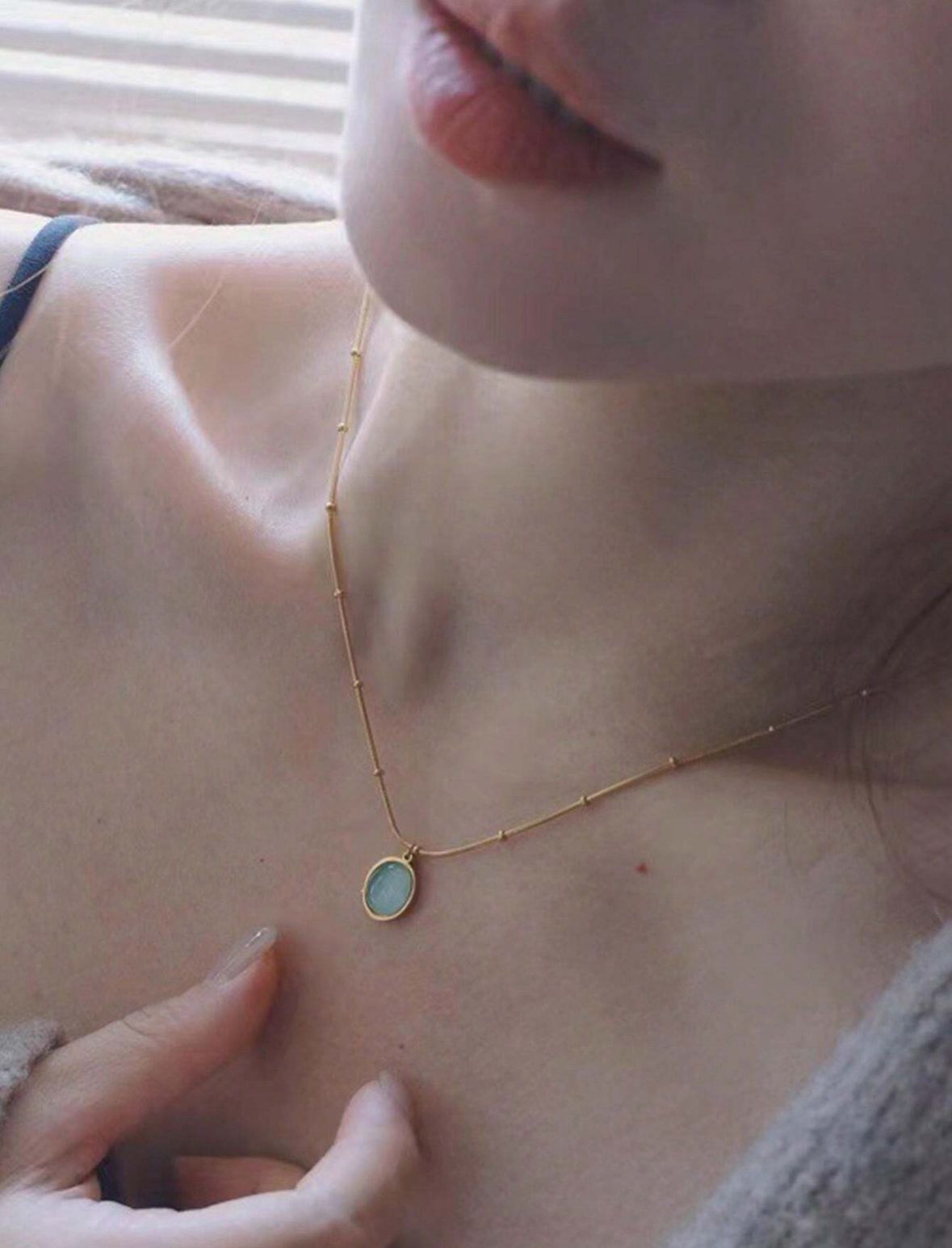 COLLAR CON PIEDRA COLOR ESMERALDA
