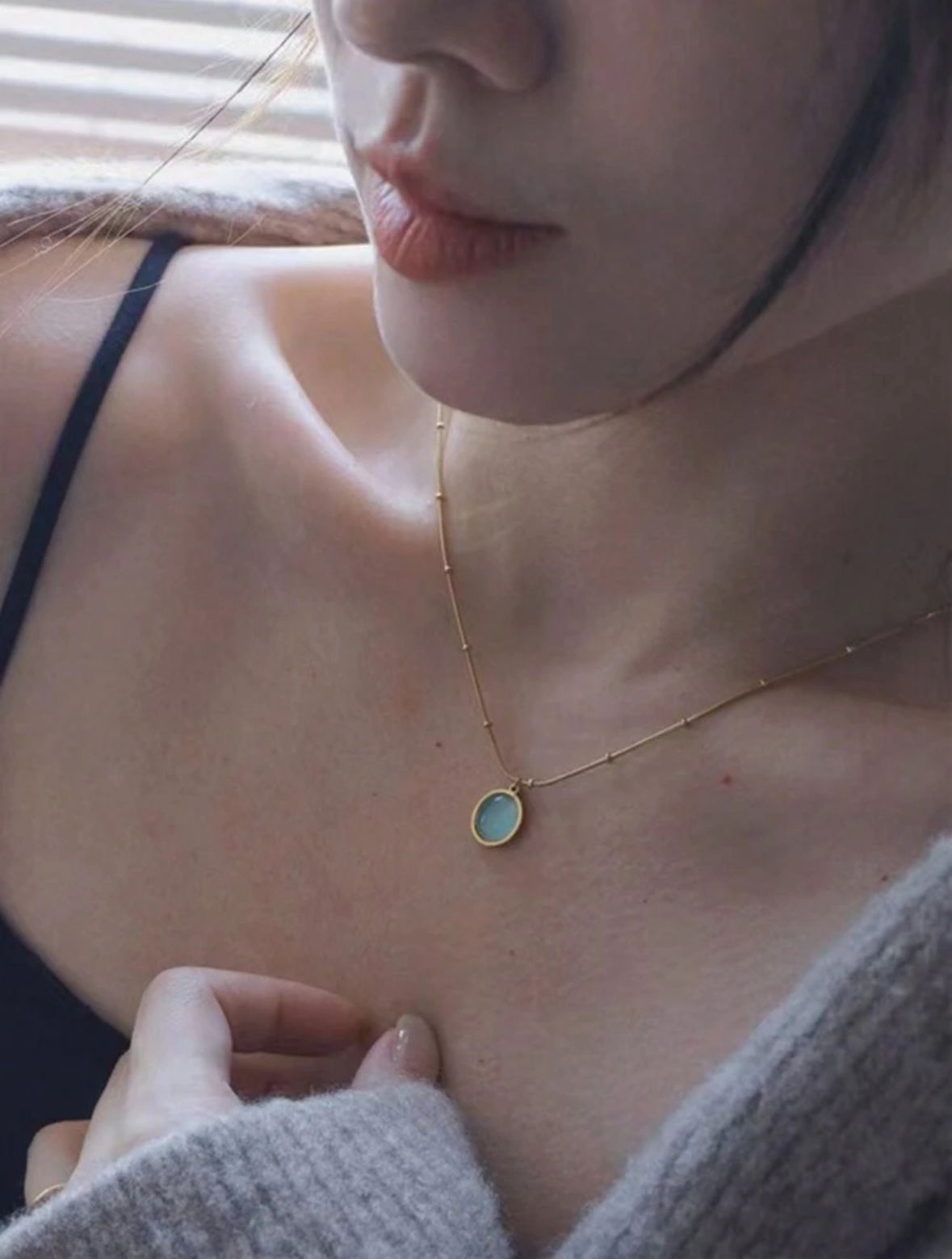 COLLAR CON PIEDRA COLOR ESMERALDA