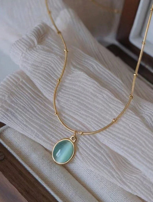 COLLAR CON PIEDRA COLOR ESMERALDA