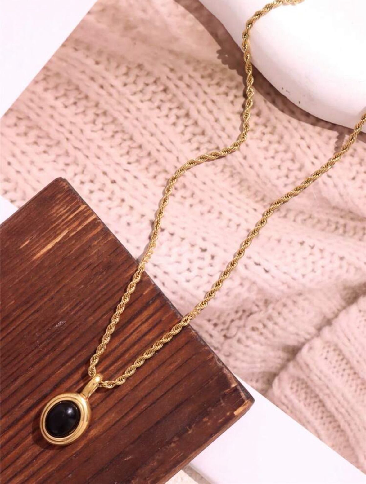 COLLAR VINTAGE CON PIEDRA NEGRO